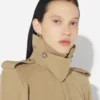 Trenchcoat s výřezy Trenchcoat s výřezy