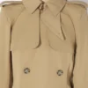 Trenchcoat s výřezy Trenchcoat s výřezy